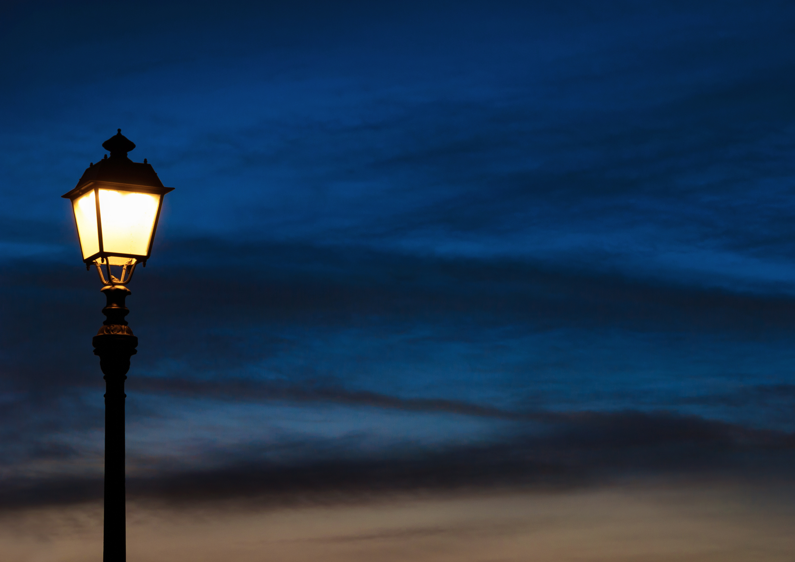 streetlight-at-night